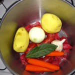 Pelar verdura y añadirla junto con la carne a la olla